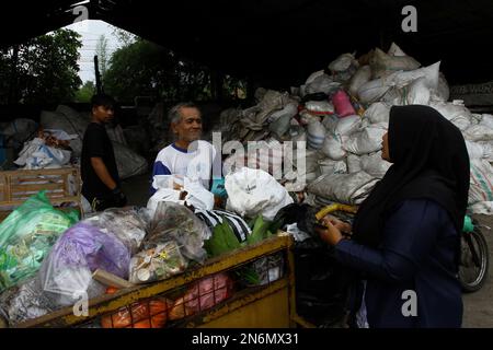 10 février 2023, Bantul, région spéciale de Yogyakarta, Indonésie: Un peuple livre les déchets à un site de gestion des déchets à Bantul, région spéciale de Yogyakarta. Le site de gestion des déchets gère indépendamment les déchets organiques en compost et les déchets inorganiques en briques plastiques. (Credit image: © Angga Budhiyanto/ZUMA Press Wire) USAGE ÉDITORIAL SEULEMENT! Non destiné À un usage commercial ! Banque D'Images