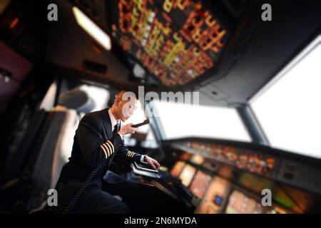 (230210) -- DALIAN, 10 février 2023 (Xinhua) -- Ma Baoli est visible dans le poste de pilotage de Dalian, dans la province de Liaoning, au nord-est de la Chine, 4 février 2023. Le capitaine Ma Baoli, 35 ans, a une grande passion pour les poèmes classiques chinois. À partir de 2018, Ma participe chaque année au Quiz chinois de poésie classique et remporte le championnat cette année.l'amour de Ma pour les poèmes classiques chinois a été nourri par son père depuis son enfance. Diplômé de l'Université d'aéronautique et d'astronautique de Nanjing, Ma a rejoint la branche Dalian de China Southern Airlines et a été promu capitaine en 2016. La passion de ma Banque D'Images