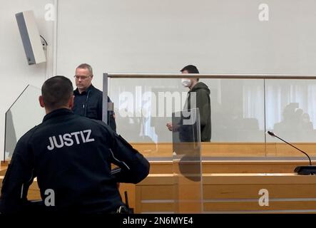 Hanovre, Allemagne. 10th févr. 2023. Le défendeur (r) de 28 ans entre dans la salle d'audience du tribunal régional pour le procès pour double meurtre. L'Allemand est accusé d'avoir poignardé sa mère et son nouveau mari à mort par colère et par déception à cause de créances irtenues. Credit: Christina Sticht/dpa/Alay Live News Banque D'Images