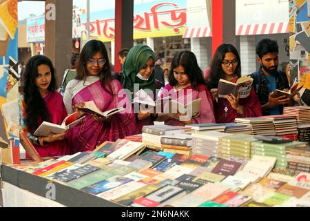 Dhaka, Bangladesh, 9 février 2023. Les visiteurs ont lu des livres à la foire nationale du livre Ekushey Boi Mela à Dhaka. Chaque année, 'Bangla Academy' organise la foire nationale du livre à l'Université de Dhaka. Cette foire du livre est la plus grande du Bangladesh et elle dure tout le mois de février. Dhaka, Bangladesh, 9 février 2023. Photo de Habibur Rahman/ABACAPRESS.COM Banque D'Images