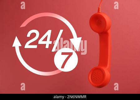 service d'assistance téléphonique 24h/24/7, 7j Combiné sur fond rouge Banque D'Images