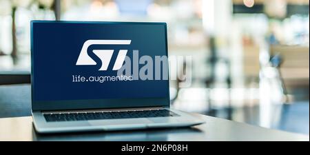 POZNAN, POL - 2 AOÛT 2022: Ordinateur portable affichant le logo de STMicroelectronics, un fabricant d'électronique et de semi-conducteurs dont le siège social est à Swit Banque D'Images