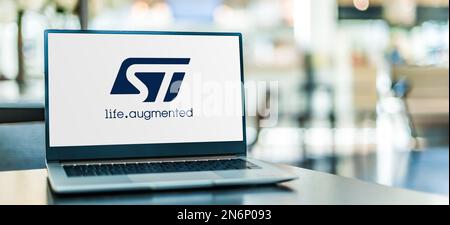POZNAN, POL - 2 AOÛT 2022: Ordinateur portable affichant le logo de STMicroelectronics, un fabricant d'électronique et de semi-conducteurs dont le siège social est à Swit Banque D'Images