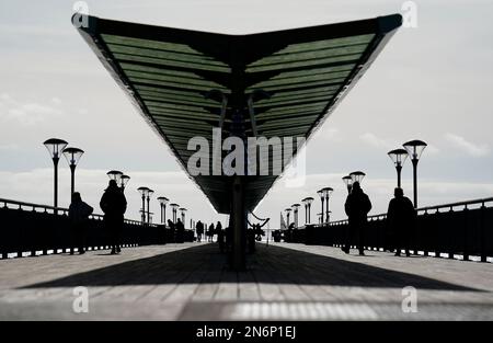 Les gens font leur chemin le long de la jetée de Boscombe à Dorset. Date de la photo: Vendredi 10 février 2023. Banque D'Images