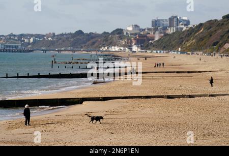 Les gens font leur chemin le long de la plage de Boscombe à Dorset. Date de la photo: Vendredi 10 février 2023. Banque D'Images