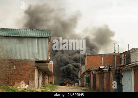 Feu dans la rue. Fumée et feu. La décharge est en feu. Risques environnementaux. Pollution de l'air. Banque D'Images