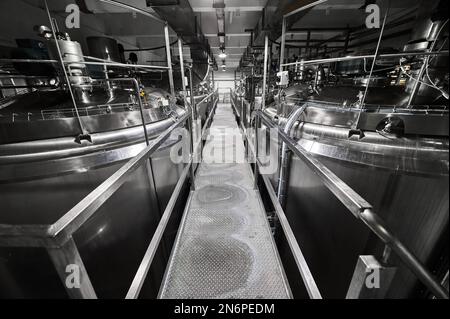 Terrain métallique près de grands réservoirs pour produits laitiers fermentés Banque D'Images