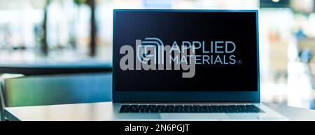 POZNAN, POL - 2 AOÛT 2022: Ordinateur portable affichant le logo de Applied Materials, une société américaine qui fournit des équipements, des services et des logiciels Banque D'Images