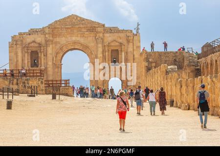 Jerash, Jordanie - 7 novembre 2022 : touristes devant l'Arche à l'entrée du site archéologique Banque D'Images