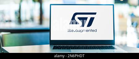 POZNAN, POL - 2 AOÛT 2022: Ordinateur portable affichant le logo de STMicroelectronics, un fabricant d'électronique et de semi-conducteurs dont le siège social est à Swit Banque D'Images