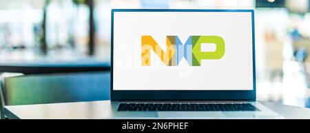 POZNAN, POL - 2 AOÛT 2022: Ordinateur portable affichant le logo de NXP Semiconductors, un concepteur et fabricant néerlandais américain de semi-conducteurs avec tête Banque D'Images