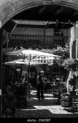 Cour d'un restaurant isolé le jour de l'été à Bergheim, Alsace Banque D'Images