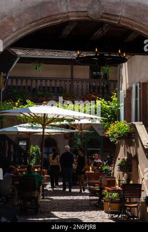 Cour d'un restaurant isolé le jour de l'été à Bergheim, Alsace Banque D'Images