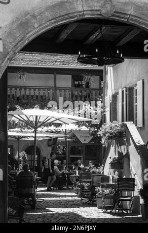 Cour d'un restaurant isolé le jour de l'été à Bergheim, Alsace Banque D'Images