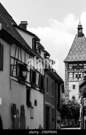 Bergheim, petite ville sur la route des vins d'Alsace avec des bâtiments médiévaux, un mur défensif et une atmosphère charmante Banque D'Images