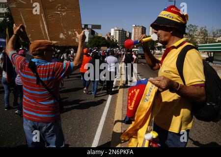 Maracaibo, Venezuela. 09th févr. 2023. Les enseignants marchent pour exiger des salaires décents ce jeudi sur 9 février 2023, dans la ville de Maracaibo, au Venezuela. La Guilde de l'éducation est accompagnée de travailleurs, de membres du personnel administratif, de parents et de représentants des différentes écoles de l'État de Zulia. Ils ont commencé une nouvelle journée de protestation pour exiger du gouvernement bolivarien du président Nicolás Maduro, des demandes selon leur profession, ils disent qu'ils sont fatigués de recevoir des salaires de famine qui violent leurs droits du travail. (Photo par Humberto Matheus/Sipa USA) crédit: SIPA USA/Alay Live News Banque D'Images