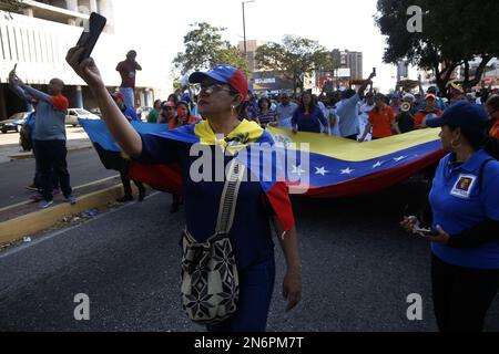 Maracaibo, Venezuela. 09th févr. 2023. Les enseignants marchent pour exiger des salaires décents ce jeudi sur 9 février 2023, dans la ville de Maracaibo, au Venezuela. La Guilde de l'éducation est accompagnée de travailleurs, de membres du personnel administratif, de parents et de représentants des différentes écoles de l'État de Zulia. Ils ont commencé une nouvelle journée de protestation pour exiger du gouvernement bolivarien du président Nicolás Maduro, des demandes selon leur profession, ils disent qu'ils sont fatigués de recevoir des salaires de famine qui violent leurs droits du travail. (Photo par Humberto Matheus/Sipa USA) crédit: SIPA USA/Alay Live News Banque D'Images