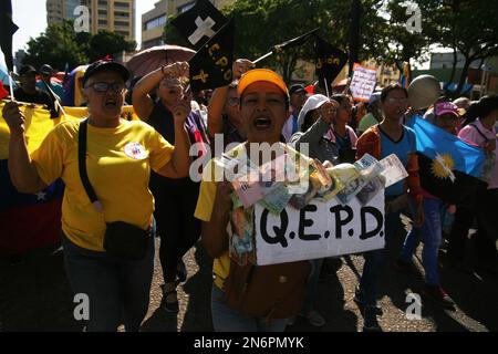 Maracaibo, Venezuela. 09th févr. 2023. Les enseignants marchent pour exiger des salaires décents ce jeudi sur 9 février 2023, dans la ville de Maracaibo, au Venezuela. La Guilde de l'éducation est accompagnée de travailleurs, de membres du personnel administratif, de parents et de représentants des différentes écoles de l'État de Zulia. Ils ont commencé une nouvelle journée de protestation pour exiger du gouvernement bolivarien du président Nicolás Maduro, des demandes selon leur profession, ils disent qu'ils sont fatigués de recevoir des salaires de famine qui violent leurs droits du travail. (Photo par Humberto Matheus/Sipa USA) crédit: SIPA USA/Alay Live News Banque D'Images