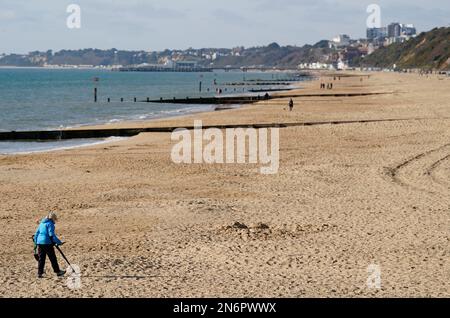 Les gens font leur chemin le long de la plage de Boscombe à Dorset. Date de la photo: Vendredi 10 février 2023. Banque D'Images