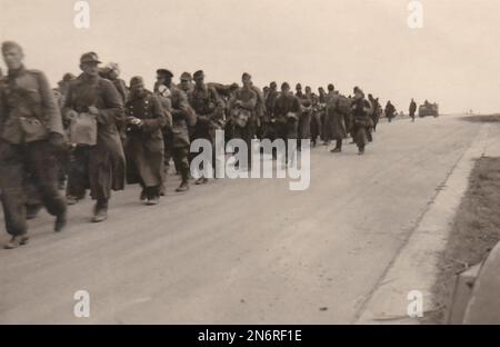 Prisonniers de guerre allemands sur l'autobahn, Lubeck, Hambourg, Allemagne 1945 Banque D'Images