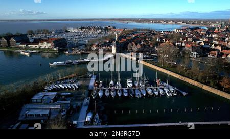 Ville portuaire historique de Hoorn, vue sur la tour de défense le Hoofdtoren. Tôt le matin en hiver, vue aérienne en grand angle Banque D'Images