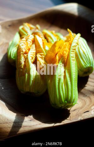 fleurs jaunes germe jeunes courgettes recettes d'ingrédients de cuisine de printemps Banque D'Images