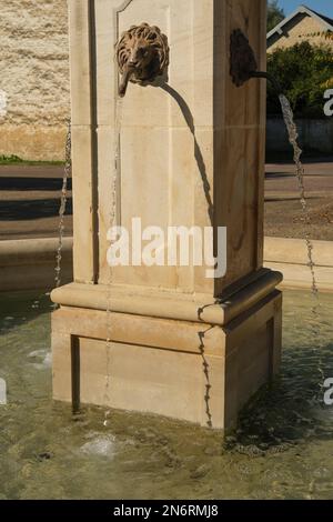 Ancienne pompe à eau dans un petit village français Banque D'Images