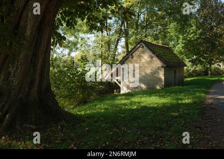 Un ancien lavoir près de la rivière en France Banque D'Images