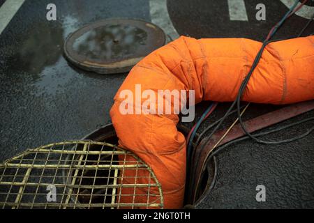 Réparation des égouts. Ouvrir la trappe. Travaux techniques. Accident souterrain. Percée de pipeline. Banque D'Images