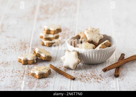 Biscuits de Noël aux étoiles de cannelle sur une table en bois blanc Banque D'Images