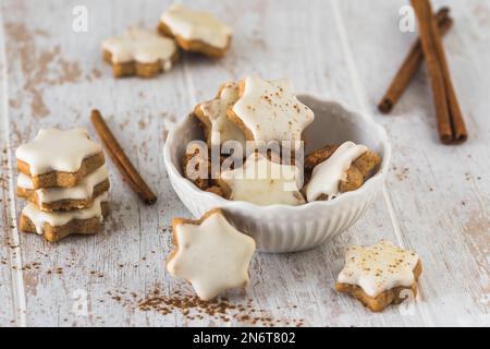 Biscuits de Noël aux étoiles de cannelle sur une table en bois blanc Banque D'Images