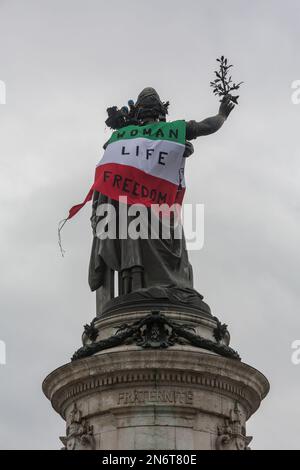 France / Paris - 10/02/2023, Michael Bunel / le Pictorium - action par extinction des militants rebelles - 10/2/2023 - France / Ile-de-France (région) / Paris - les militants de l'extinction des rébellions, en soutien aux manifestants iraniens qui s'opposent au gouvernement depuis la mort de Masha Amini sur 16 septembre, 2022, placez un drapeau iranien sur la statue de la place de la République. L'action a lieu le 50th anniversaire de la révolution iranienne qui a porté le régime des mollahs au pouvoir. 10 février 2023. Paris, France. Banque D'Images