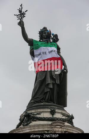 France / Paris - 10/02/2023, Michael Bunel / le Pictorium - action par extinction des militants rebelles - 10/2/2023 - France / Ile-de-France (région) / Paris - les militants de l'extinction des rébellions, en soutien aux manifestants iraniens qui s'opposent au gouvernement depuis la mort de Masha Amini sur 16 septembre, 2022, placez un drapeau iranien sur la statue de la place de la République. L'action a lieu le 50th anniversaire de la révolution iranienne qui a porté le régime des mollahs au pouvoir. 10 février 2023. Paris, France. Banque D'Images