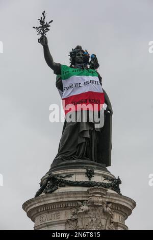 France / Paris - 10/02/2023, Michael Bunel / le Pictorium - action par extinction des militants rebelles - 10/2/2023 - France / Ile-de-France (région) / Paris - les militants de l'extinction des rébellions, en soutien aux manifestants iraniens qui s'opposent au gouvernement depuis la mort de Masha Amini sur 16 septembre, 2022, placez un drapeau iranien sur la statue de la place de la République. L'action a lieu le 50th anniversaire de la révolution iranienne qui a porté le régime des mollahs au pouvoir. 10 février 2023. Paris, France. Banque D'Images