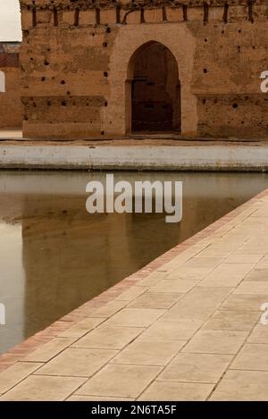 L'architecture complexe de Marrakech, au Maroc, est un chef-d'œuvre de design et d'artisanat. Des détails ornés des bâtiments emblématiques de la ville Banque D'Images