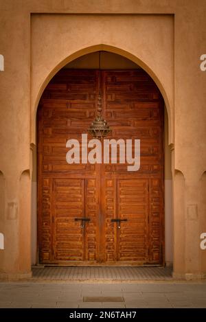 L'architecture complexe de Marrakech, au Maroc, est un chef-d'œuvre de design et d'artisanat. Des détails ornés des bâtiments emblématiques de la ville Banque D'Images