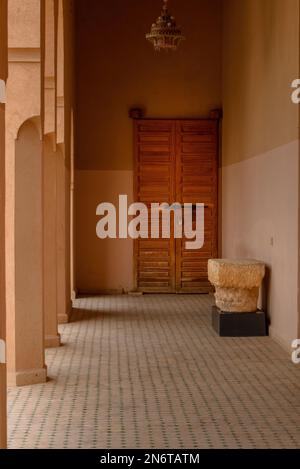 « L'architecture complexe de Marrakech, au Maroc, est un chef-d'œuvre de design et d'artisanat. Des détails ornés des bâtiments emblématiques de la ville Banque D'Images