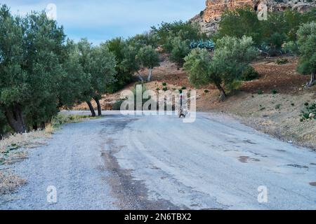 Une moto sur une route de montagne Banque D'Images
