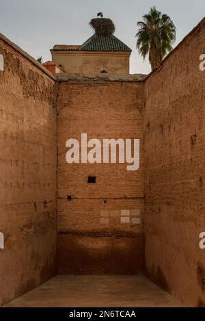 L'architecture complexe de Marrakech, au Maroc, est un chef-d'œuvre de design et d'artisanat. Des détails ornés des bâtiments emblématiques de la ville Banque D'Images