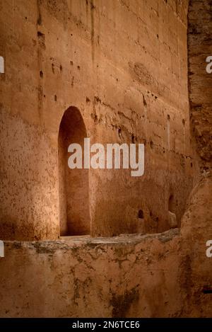 L'architecture complexe de Marrakech, au Maroc, est un chef-d'œuvre de design et d'artisanat. Des détails ornés des bâtiments emblématiques de la ville Banque D'Images