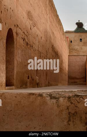 L'architecture complexe de Marrakech, au Maroc, est un chef-d'œuvre de design et d'artisanat. Des détails ornés des bâtiments emblématiques de la ville Banque D'Images