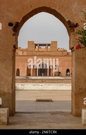 L'architecture complexe de Marrakech, au Maroc, est un chef-d'œuvre de design et d'artisanat. Des détails ornés des bâtiments emblématiques de la ville Banque D'Images