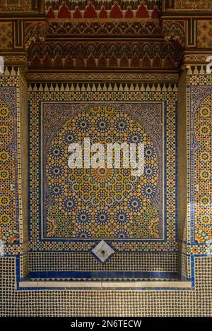 Les magnifiques mosaïques de Marrakech, au Maroc, créent un kaléidoscope de couleurs et de motifs, captivant l'œil et vous transportant vers un autre monde. Banque D'Images