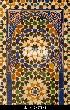 Les magnifiques mosaïques de Marrakech, au Maroc, créent un kaléidoscope de couleurs et de motifs, captivant l'œil et vous transportant vers un autre monde. Banque D'Images