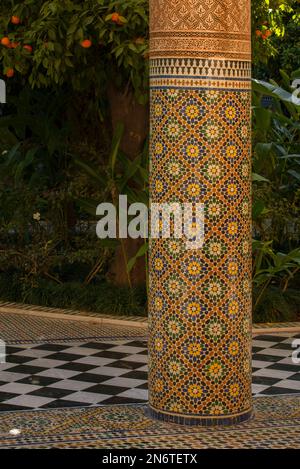 Les magnifiques mosaïques de Marrakech, au Maroc, créent un kaléidoscope de couleurs et de motifs, captivant l'œil et vous transportant vers un autre monde. Banque D'Images