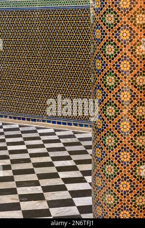 Les magnifiques mosaïques de Marrakech, au Maroc, créent un kaléidoscope de couleurs et de motifs, captivant l'œil et vous transportant vers un autre monde. Banque D'Images