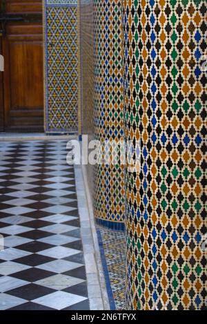 Les magnifiques mosaïques de Marrakech, au Maroc, créent un kaléidoscope de couleurs et de motifs, captivant l'œil et vous transportant vers un autre monde. Banque D'Images