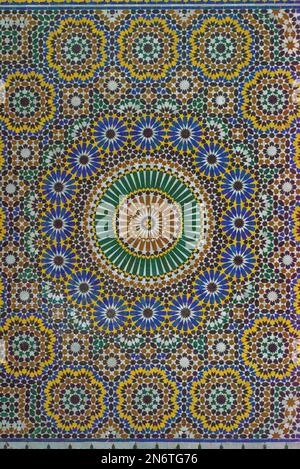 Les magnifiques mosaïques de Marrakech, au Maroc, créent un kaléidoscope de couleurs et de motifs, captivant l'œil et vous transportant vers un autre monde. Banque D'Images