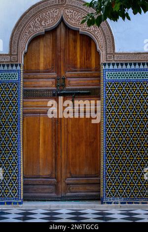 Les magnifiques mosaïques de Marrakech, au Maroc, créent un kaléidoscope de couleurs et de motifs, captivant l'œil et vous transportant vers un autre monde. Banque D'Images