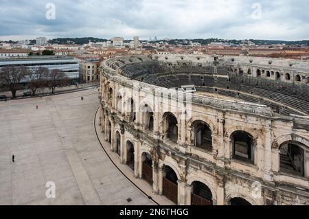 Nîmes, Occitanie, France - 01 01 2023 - vue panoramique sur l'Arena, amphithéâtre de style romain Banque D'Images